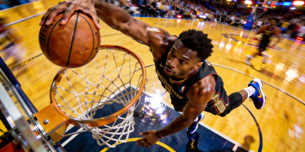 篮球运动员在比赛中突破上篮特写